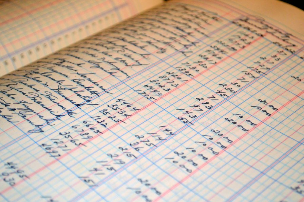 手書きの帳簿に記帳している様子