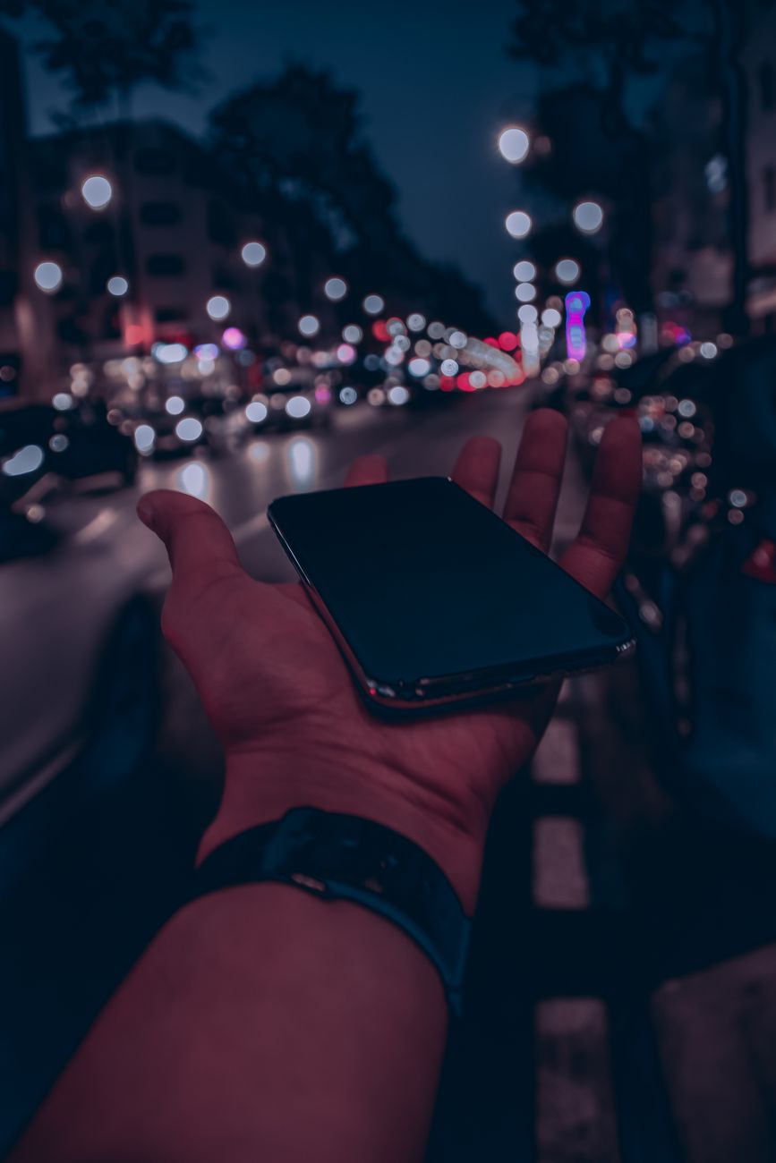 夜、暗い部屋でスマートフォンの通知を確認している手元
